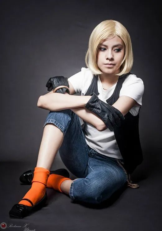 cosplay龙珠z人造人18号saya墨西哥小姐姐帅气