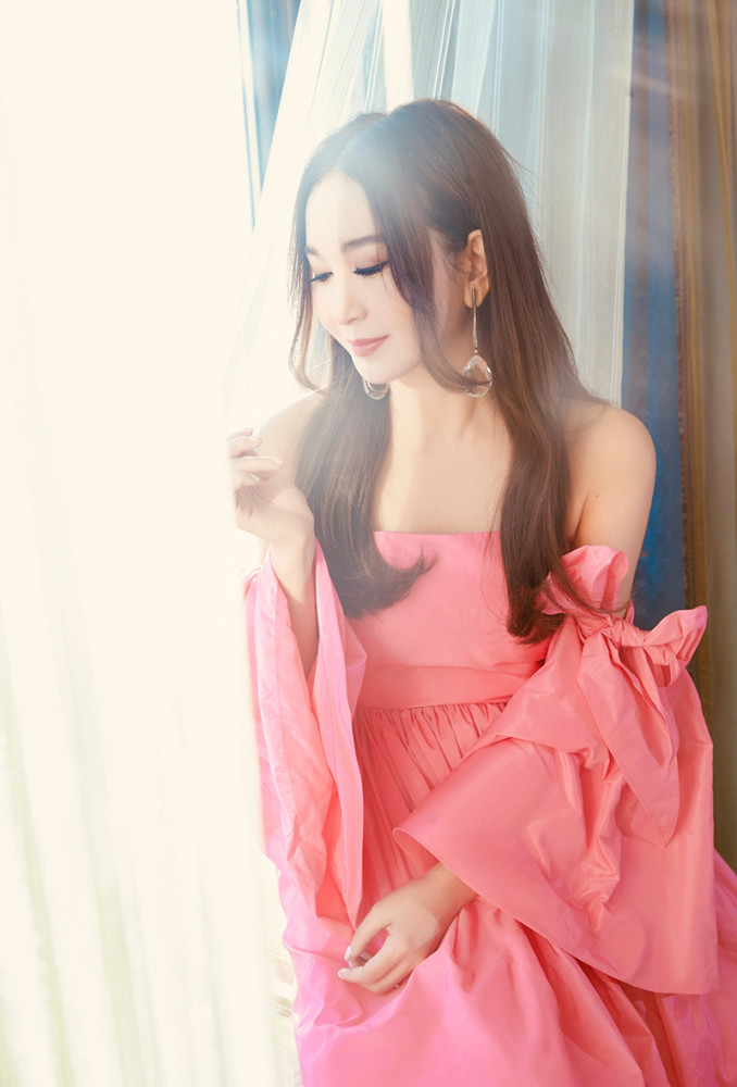 温碧霞虽是阿姨的年龄身材却美似少女穿粉色抹胸裙气质好温柔