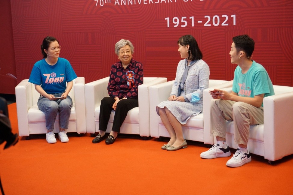 “七一勋章”获得者、东华大学校友黄宝妹重回母校 对话青年学生