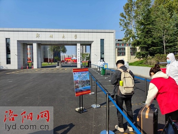 17日,備受矚目的鄭州大學洛陽校區迎來首批11個學院100餘名研究生新生