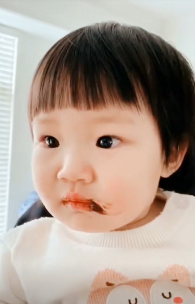 王祖蓝晒娃给自己刮胡子超温馨!女儿摆拍太可爱,鼻子超像爸爸