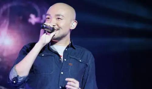 他也成为了第一个参加完《中国好声音》之后的签约学员.