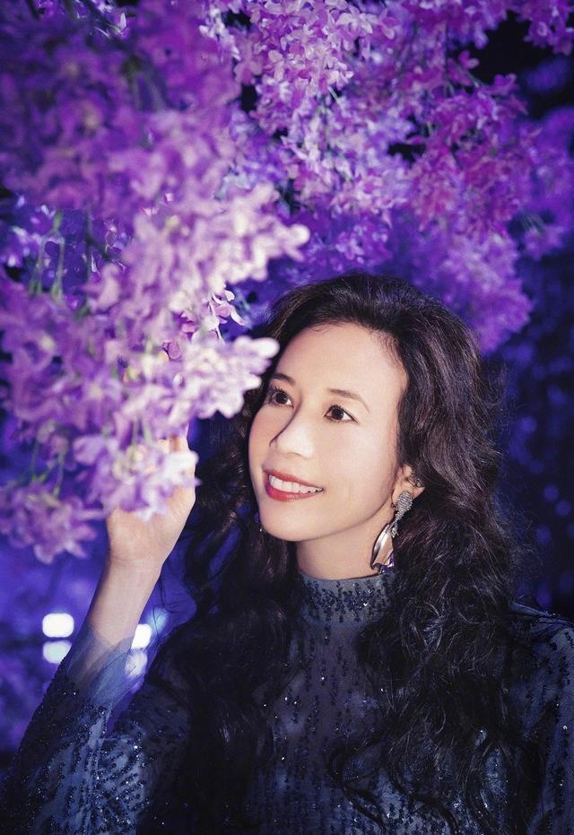 51岁的莫文蔚才是"阿姨辈顶流",穿深蓝色裙装高级减龄,超洋气_腾讯