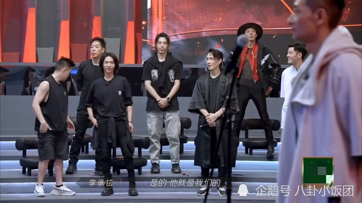 人都毕恭毕敬地起身相迎表达尊敬,就连辈分比较大的黄贯中都站起来了