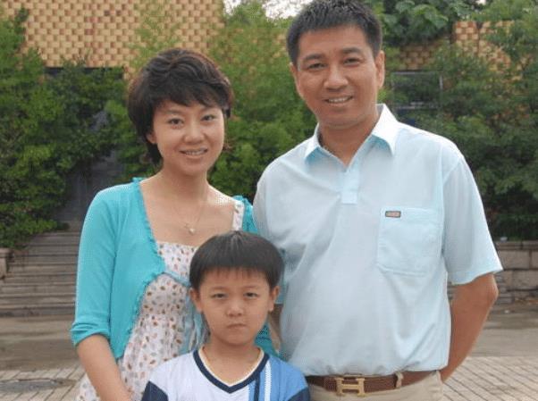 62岁刘莉莉全家照,女儿漂亮老公是他,比自己还小4岁