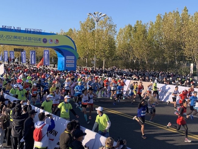 中国2021黄河口(东营)马拉松开跑_腾讯新闻