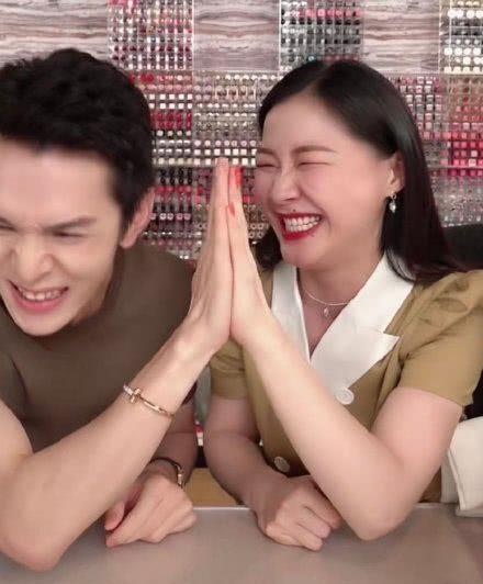 李佳琦直播间再现翻车金靖穿短上衣撩发出状况感恩网友不传播