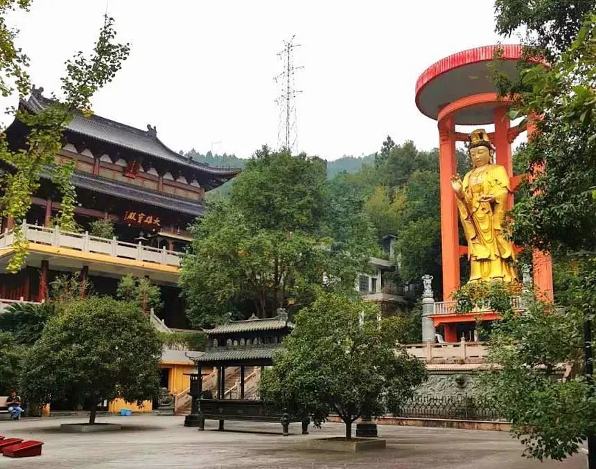 特别是位于西麓山外村的青山寺,环境清幽,吸引了很多晨练的市民前来