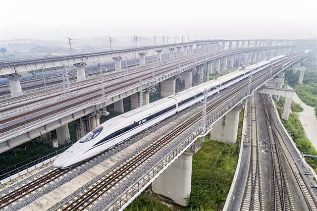 图为高架桥作为世界性基建强国,中国高铁已然名扬海外,成了一块响亮