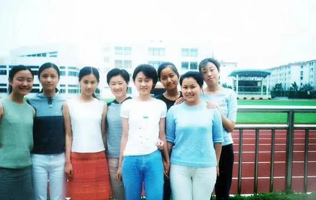 不要跟女明星合照不信你看黄圣依和她的同学们