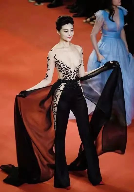 看过这些辣眼的雷人造型,让我们来洗洗眼,看看这些女明星如何在红毯上