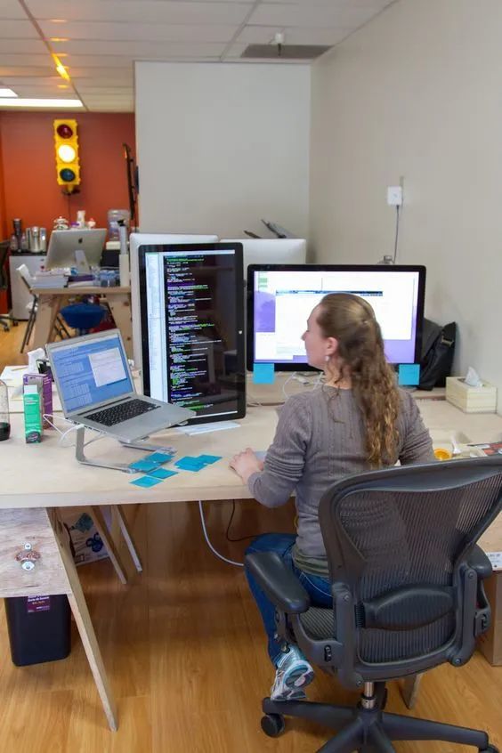 版: 独立版: 高级版: 友谊版: 高级程序员版: 一位程序员的暑期办公室