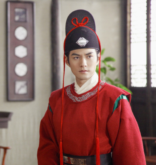 而他在《五鼠闹东京》中饰演的南侠展昭也是十分亮眼.