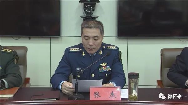 会上,张家口军分区司令员张杰宣读任职命令.