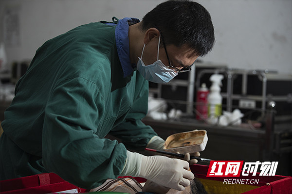 湖南人的一天丨明阳山装殓师:不微笑不说话 让逝者与世界体面告别