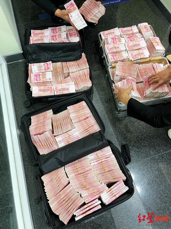 网络大v怒怼上海银行,当场取走500万现金,称只需要最基本的尊重