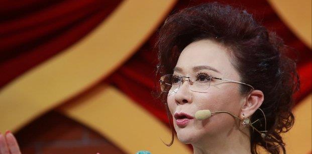 说起蔡明,大伙儿肯定会想起央视春晚上那个"挑刺"的老婆子,她在春夜给