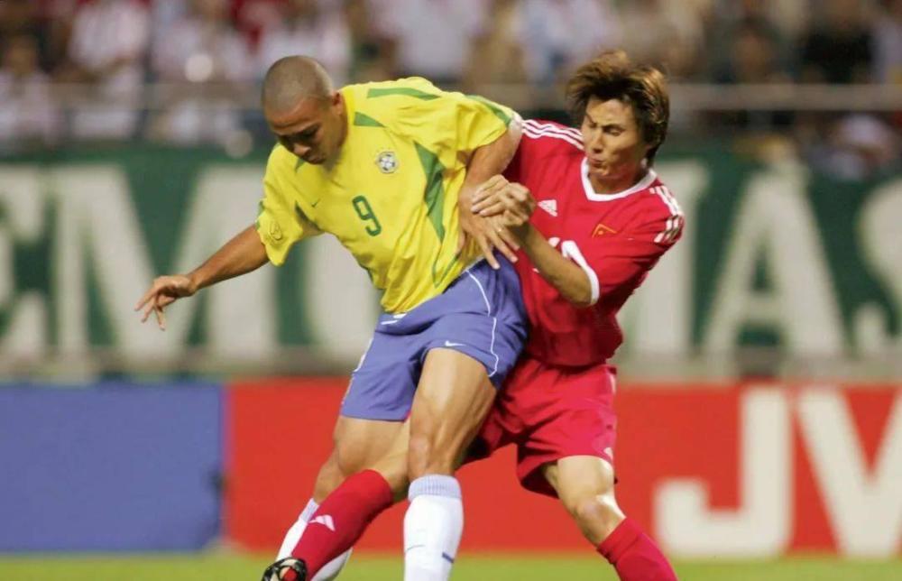 十强赛,国足完全依靠张吉龙的"龙哥之手"抽出好签,避开沙特队和伊朗队