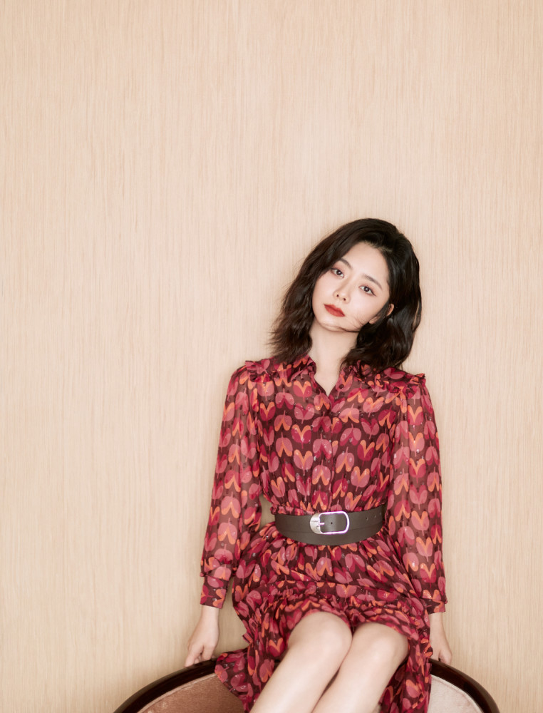 谭松韵出席品牌活动,一袭暗红印花短裙,像是穿大人衣服的小朋友