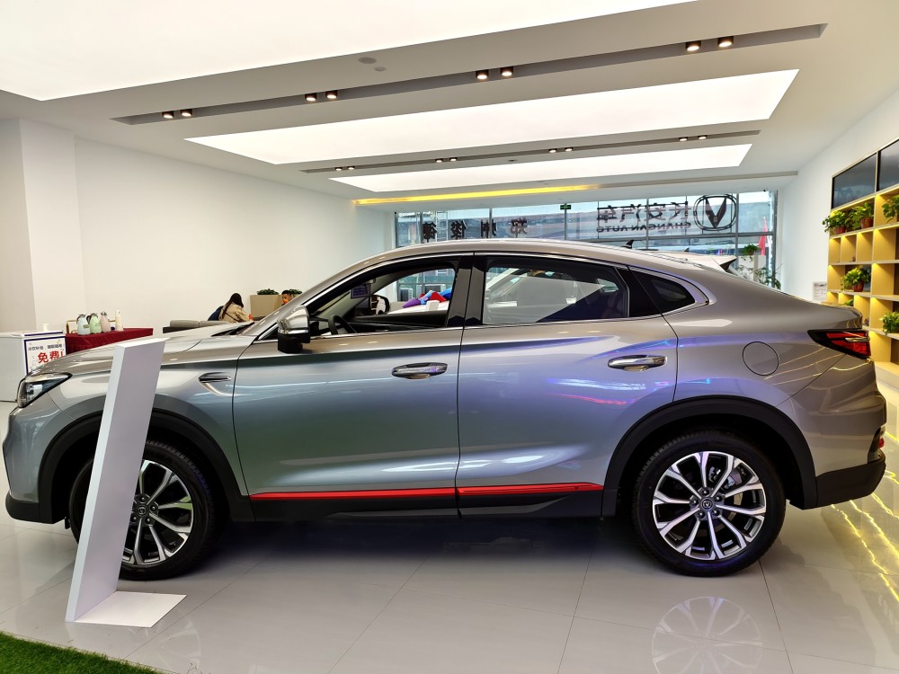 溜背轿跑suv实拍长安cs85coupe运动感十足