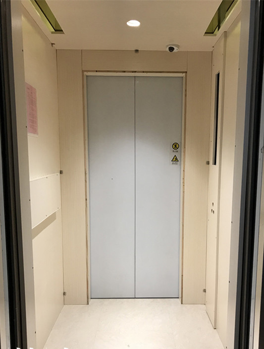 我们先来了解一下我朋友家这种户型,其实这种带双开门电梯的户型在