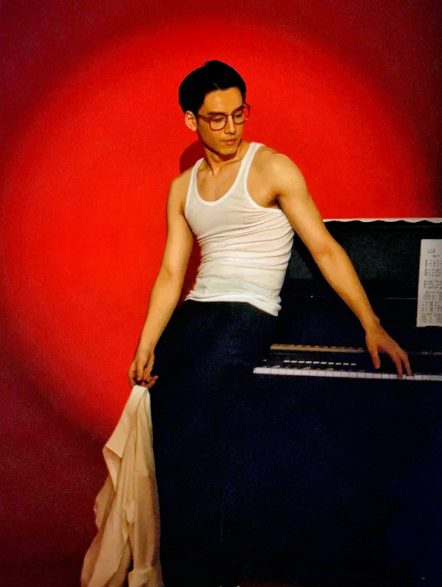 刘迦除了长相帅气,因为常年练习舞蹈,拥有非常好看的肌肉线条,身材也