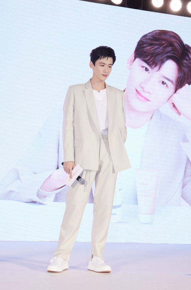 白敬亭一身灰白西服出席活动,气质清秀白马王子无疑,可惜有点瘦_腾讯