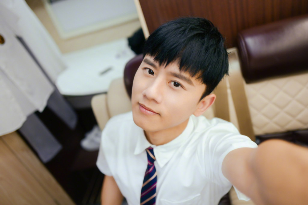 张杰太拼了,带着伤在后台说没问题,还担心浪费医疗资源太暖心!