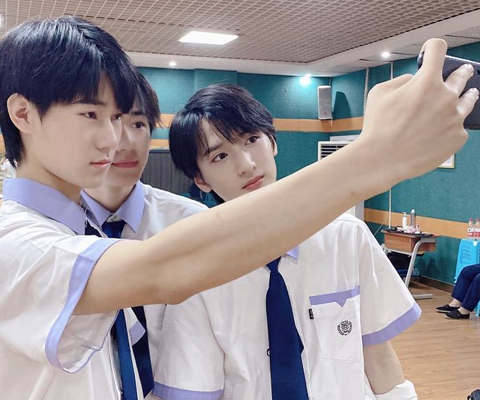 老师晒刘耀文上课照穿白衬衫如小说中的校草素颜果真比精修帅