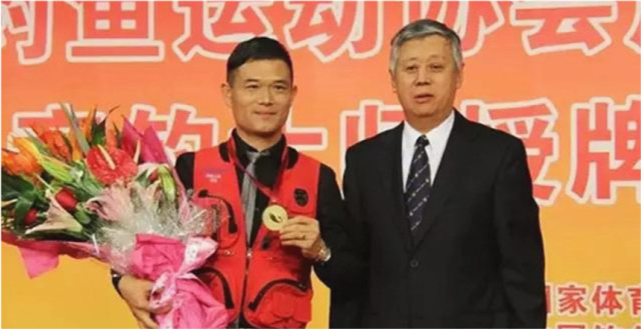 钓鱼界的“天花板”，更像娱乐界的明星！钓王邓刚的成功绝非偶然_腾讯新闻