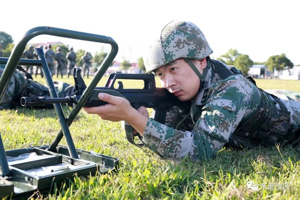 热点子弹出膛陆航部队轻武器实弹射击火热开战