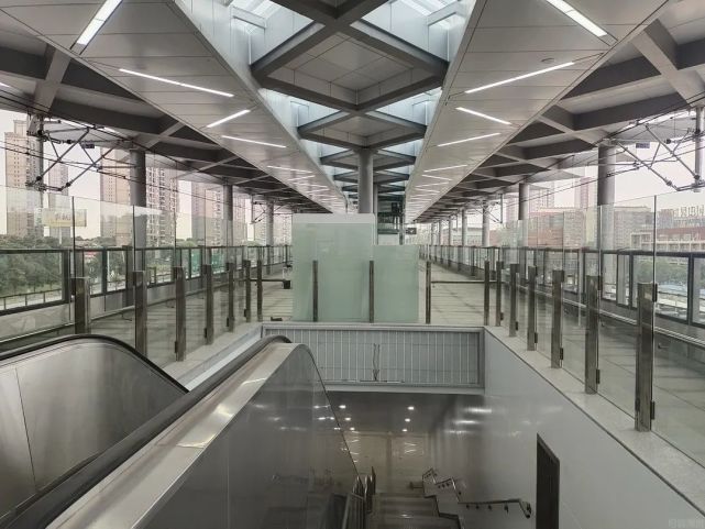 宁句城际黄梅站人行天桥中标结果公示,现场情况……_腾讯新闻