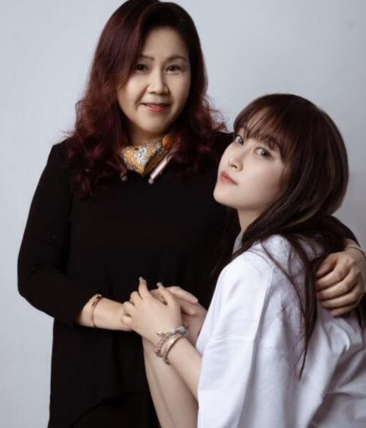 孙侨潞去世十个月,闺蜜海上祭奠:孙妈妈后悔女儿海葬,怕她会冷