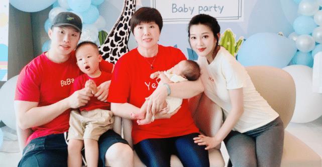 德云社烧饼夫妇游迪士尼妻子颜值高疑似怀三胎烧饼高攀了