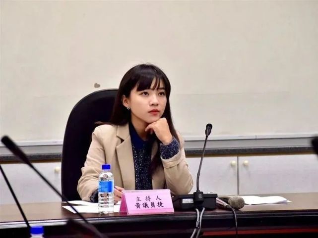 全体起立默哀，只有她坐着玩手机_腾讯新闻