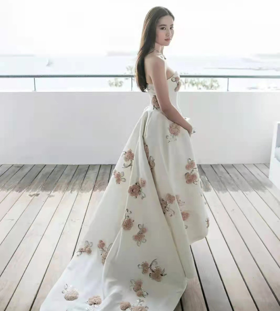刘亦菲站在阳台上凹造型，穿绣花白裙秀曲线美，被赞“清新脱俗”