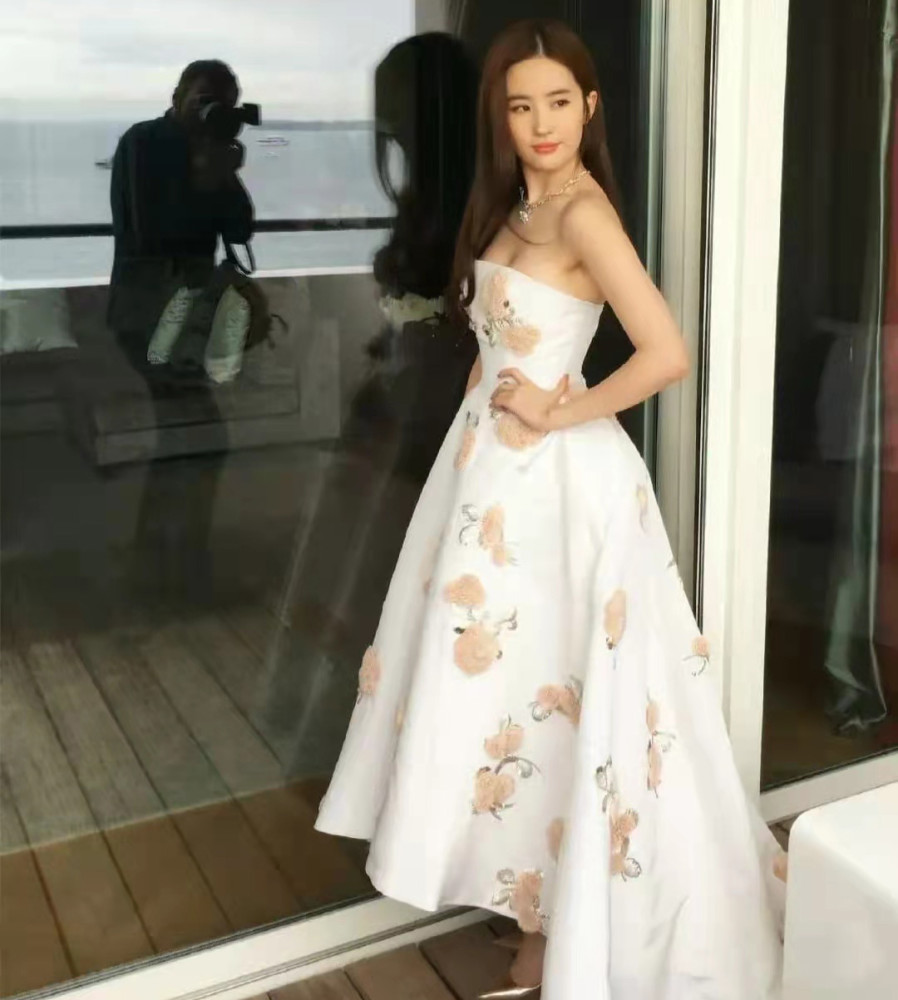 刘亦菲站在阳台上凹造型，穿绣花白裙秀曲线美，被赞“清新脱俗”