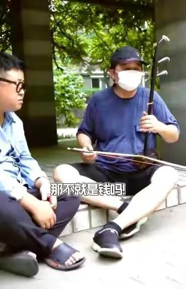 62岁毕福剑挺大肚街头“凄惨卖艺”：学会接受自己平凡，也是勇气