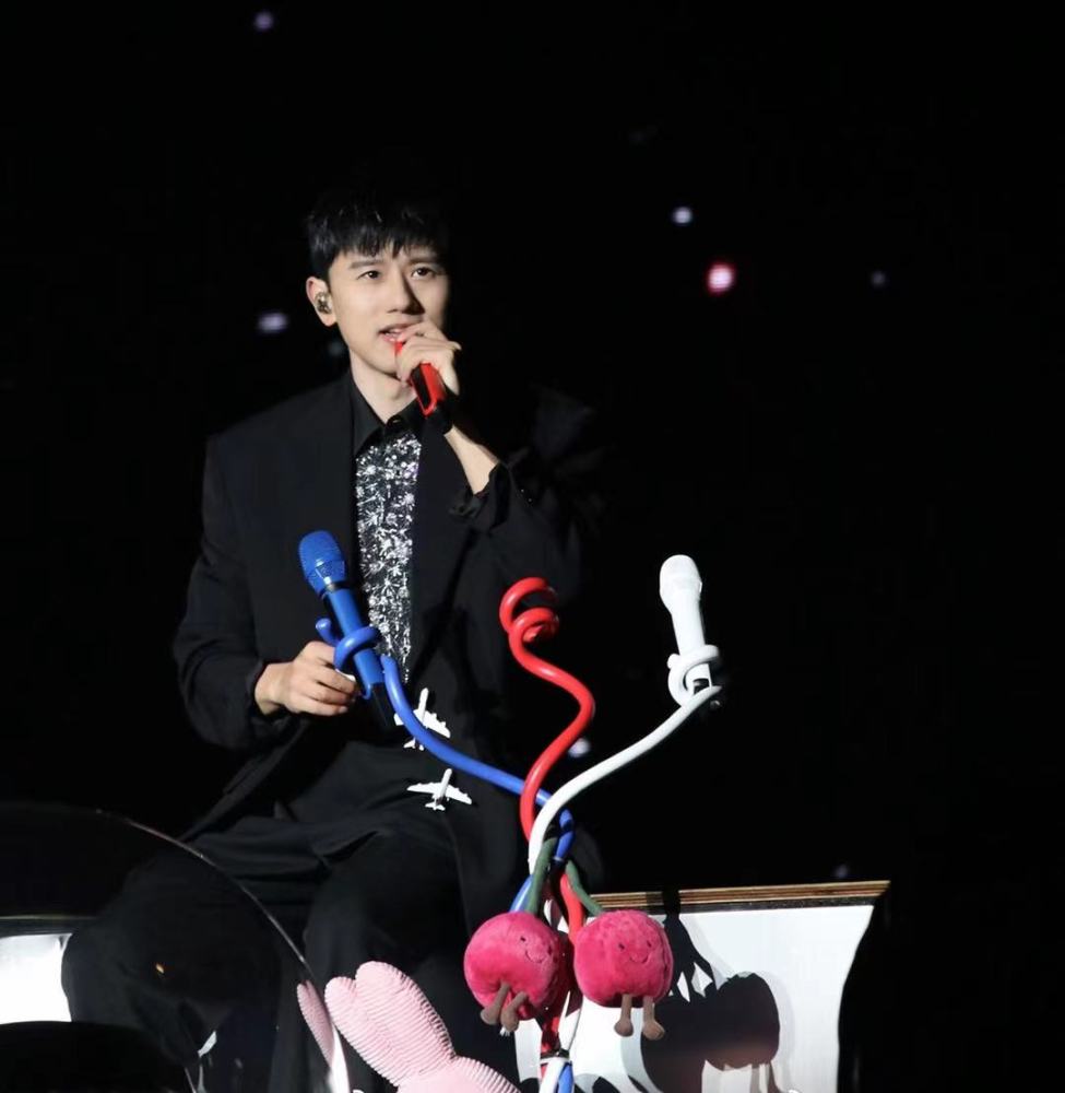 这是谢娜视角下的画面,这马尾辫应该就是跳跳或俏俏吧