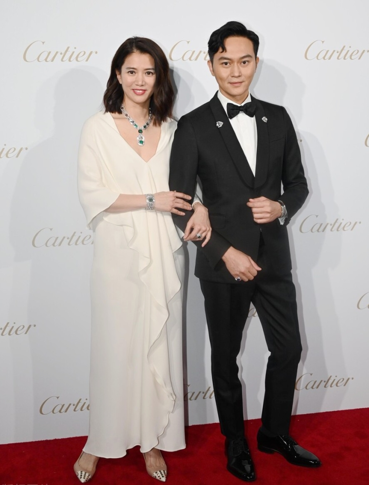 张智霖夫妇合体亮相袁咏仪穿白色连衣裙好贵气同岁老公帅炸了