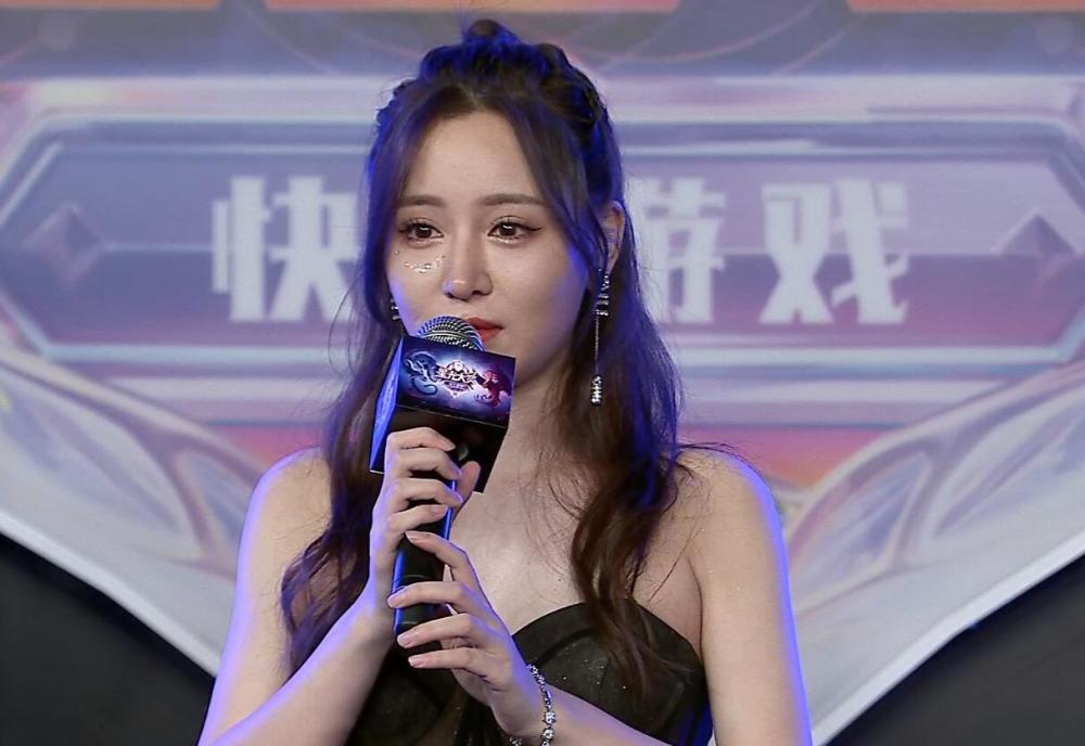 但是在小编看来,王者荣耀主播舜家卷卷最为靓丽,无论是颜值还是身材