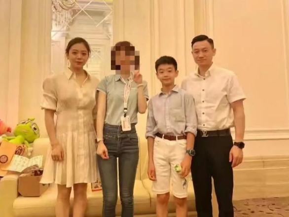 同一活动都来走秀，网友怀疑董璇5岁女儿还没杨威4岁女儿个子高？