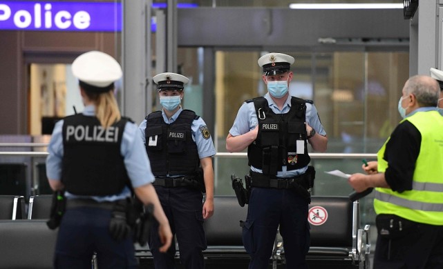 德國警察 圖源:人民視覺據路透社報道,幾輛巡邏車和聯邦警察衝到現場