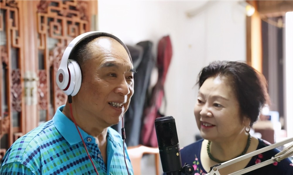 国家一级演员王宽收养6名孤儿为养家糊口到茶楼卖唱