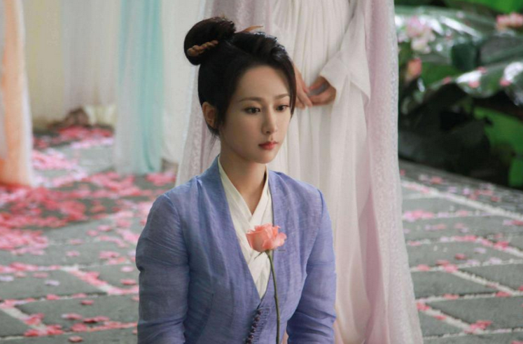 杨紫这两年出演的电影比较少,上一部出演的电影还是2020年的《赤狐