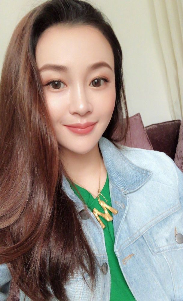 2018年,陈昱霖就在朋友圈里爆料自己当小三,和已经结婚了的吴秀波恋爱