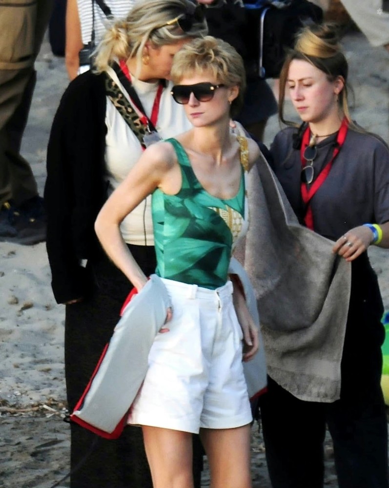 信条女主新剧造型好美!身高1米9大长腿抢镜海边戏水太养眼了