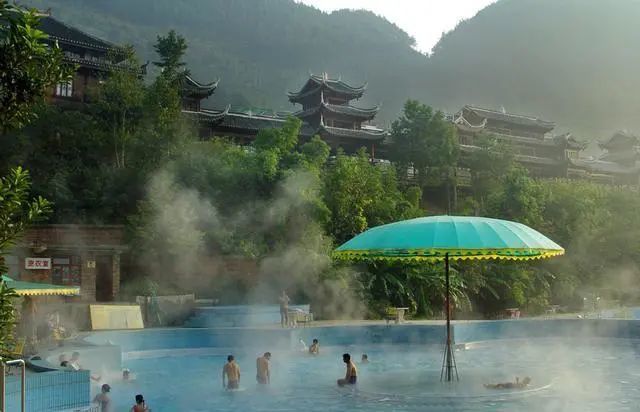 三,息烽温泉息烽温泉号称全国八大温泉之一,温泉水经国家鉴定为"含偏