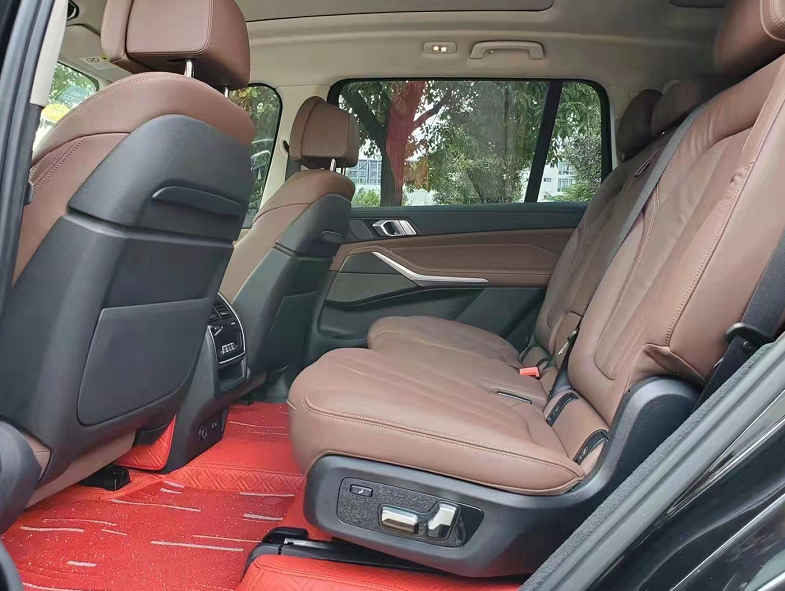 来感受一下后排空间,宝马x7的后排空间是比较宽敞的,但是和宝马7系