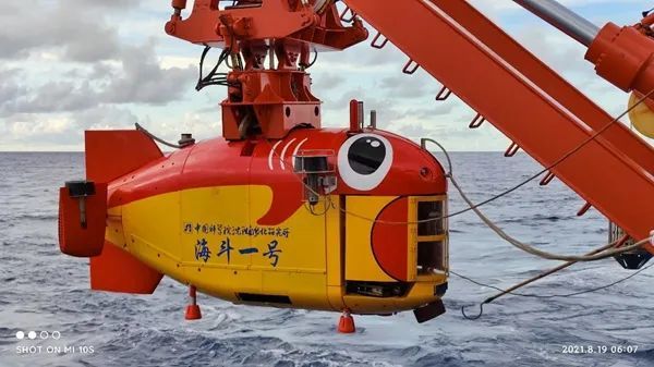 "海斗一号"正在布放入水,准备开展万米下潜和应用"探索4500"auv正在布
